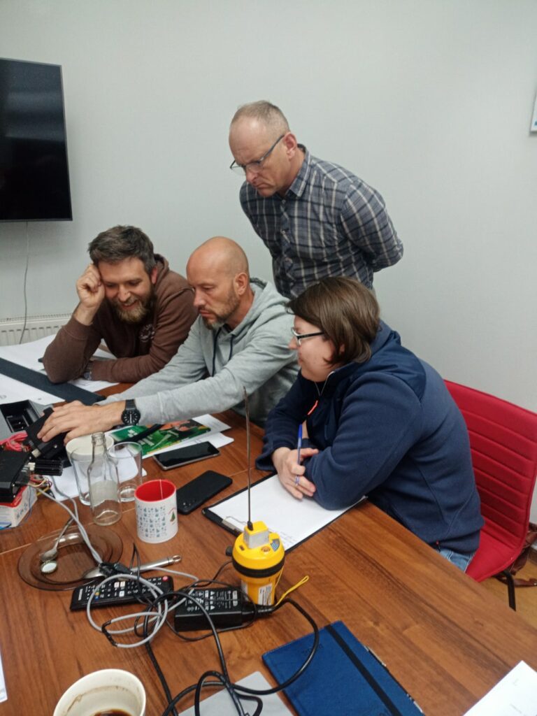 Kurs SRC Lublin - praktyczne ćwiczenia na radiostacjach VHF DSC