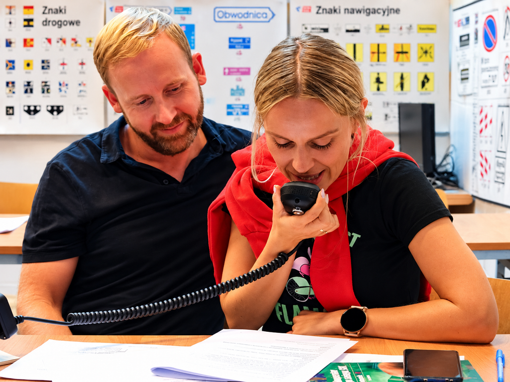 Kurs radiooperatora SRC we Wrocławiu - praktyczne ćwiczenia na radiostacji VHF DSC